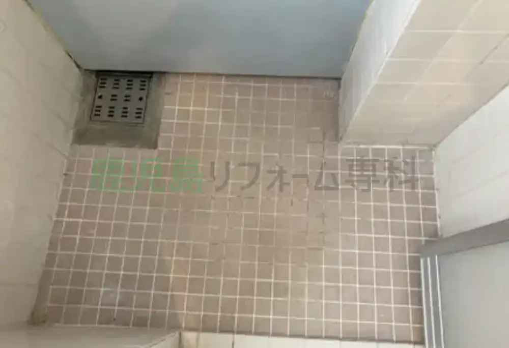 浴室の壁・床・天井張り替え工事前